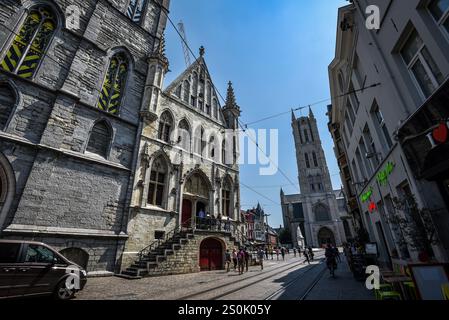 Blick auf die Nikolaikirche und den Belfried von Emile Braunplein an einem Sommertag - Gent, Belgien Stockfoto