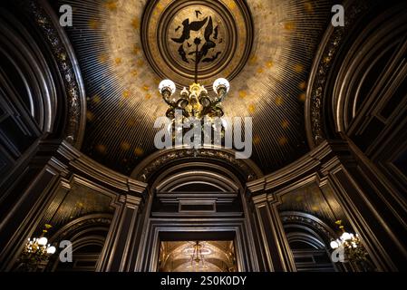 Verzierte Decke und Kronleuchter im Salon du Soleil der Opéra Garnier in Paris, Frankreich Stockfoto