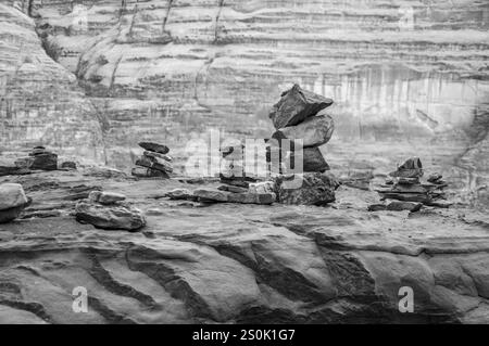 Ein Steinhaufen ist übereinander in einem felsigen Gebiet gestapelt. Das Bild hat ein stimmungsvolles und einsames Gefühl. Die Felsen stehen allein in der Weite, r Stockfoto