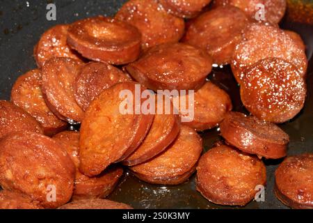 Nahaufnahme von geschnittenen, gehackten Chorizo-Wurfwürfeln Stockfoto