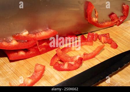 Nahaufnahme von Chili Red Pepper Spice, das von Einem Messer fein geschnitten wird Stockfoto