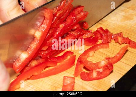 Nahaufnahme von Chili Red Pepper Spice, das von Einem Messer fein geschnitten wird Stockfoto