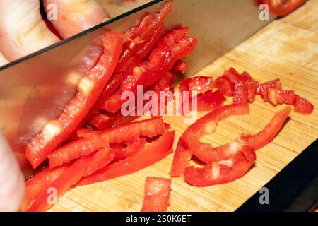 Nahaufnahme von Chili Red Pepper Spice, das von Einem Messer fein geschnitten wird Stockfoto