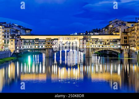 Florenz Toskana Italien. Ponte Vecchio (alte Brücke) Bogenbrücke über den Fluss Arno Stockfoto