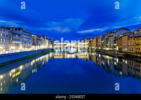 Florenz Toskana Italien. Ponte Vecchio (alte Brücke) Bogenbrücke über den Fluss Arno Stockfoto