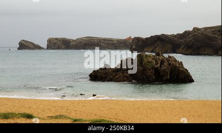 Der Küstenabschnitt von Kantabrien im Norden Spaniens erodierte die Costa Quebrada, also die gebrochene Küste Stockfoto