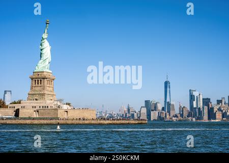 Die berühmte Freiheitsstatue in New York mit der Skyline von Manhattan hinten Stockfoto