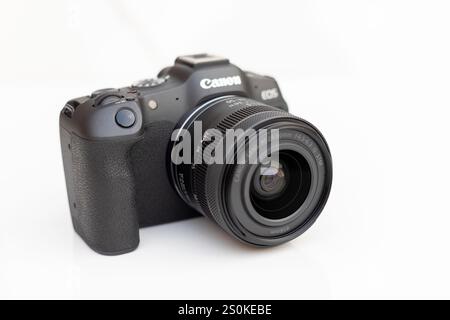 Die spiegellose Canon EOS R8 Kamera mit austauschbarem Canon RF 24- 50 Objektiv Stockfoto