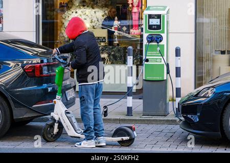 Düsseldorf 28.12.2024 E-Scooter Eroller Elektroroller E-Roller eScooter Elektroscooter Verkehrswende Mobilitätswende auf Lime uber Elektrotankstelle Etanke Stromtanke Stromtankstelle Ladestation Elektro-Autos Elektroauto E-Autos Strom Feinstaub Fahrverbot Stromnetz Strompreis E-Ladestation E-Auto Ladesäule Stadtwerke Stromanbieter CO2 Stickoxid HPC Schnellladesäule Schnellladepunkte Schnellladepunkt Düsseldorf Nordrhein-Westfalen Deutschland 2024 Stockfoto