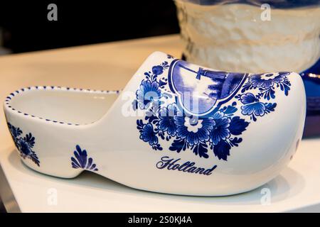 Souvenir Delftware Porzellan, Amsterdam, Holland, Niederlande. Stockfoto