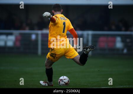 Jonny Maxted aus Brackley Town macht einen Torstoß während des National League North Spiels zwischen Brackley Town und Leamington. Stockfoto