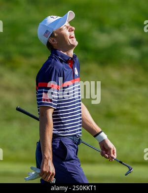 27. September 2018; Paris, FRA; Jordan Spieth lacht während einer Ryder Cup-Übungsrunde im Le Golf National. Stockfoto