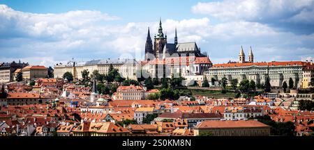 Ein Panoramablick auf Prag mit der berühmten Prager Burg und dem Veitsdom im Hintergrund, umgeben von historischen Gebäuden und rotem Ro Stockfoto