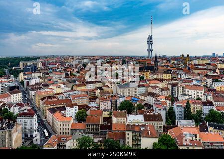 Ein Panoramablick auf eine Stadtlandschaft mit einer Mischung aus moderner und historischer Architektur, mit einem markanten Telekommunikationsturm im Hintergrund und Stockfoto