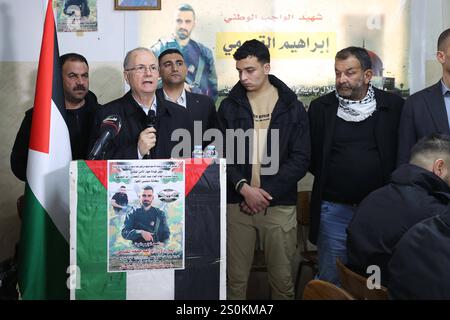 Palästinensischer Premierminister Mohammad Mustafa besucht Gouvernement Qalqilya der palästinensische Premierminister Mohammad Mustafa besucht Gouvernement Qalqilya und trifft sich am 28. Dezember 2024 mit Generalgouverneur Hussam Abu Hamdeh, den lokalen Behörden und offiziellen Persönlichkeiten im Gouvernement Qalqilya im Westjordanland. Foto: Büro des Premierministers apaimages Qalqilya Qalqilya palästinensisches Gebiet 281224 Qalqilya MPO 005 Urheberrecht: XapaimagesxPrimexMinisterxOfficexxapaimagesx Stockfoto