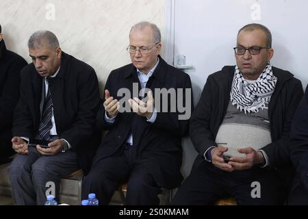 Palästinensischer Premierminister Mohammad Mustafa besucht Gouvernement Qalqilya der palästinensische Premierminister Mohammad Mustafa besucht Gouvernement Qalqilya und trifft sich am 28. Dezember 2024 mit Generalgouverneur Hussam Abu Hamdeh, den lokalen Behörden und offiziellen Persönlichkeiten im Gouvernement Qalqilya im Westjordanland. Foto: Büro des Premierministers apaimages Qalqilya Qalqilya palästinensisches Gebiet 281224 Qalqilya MPO 004 Urheberrecht: XapaimagesxPrimexMinisterxOfficexxapaimagesx Stockfoto