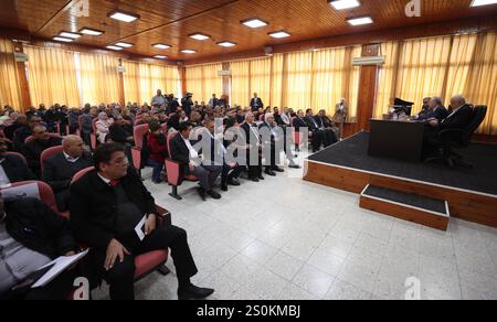 Palästinensischer Premierminister Mohammad Mustafa besucht Gouvernement Qalqilya der palästinensische Premierminister Mohammad Mustafa besucht Gouvernement Qalqilya und trifft sich am 28. Dezember 2024 mit Generalgouverneur Hussam Abu Hamdeh, den lokalen Behörden und offiziellen Persönlichkeiten im Gouvernement Qalqilya im Westjordanland. Foto: Büro des Premierministers apaimages Qalqilya Qalqilya palästinensisches Gebiet 281224 Qalqilya MPO 001 Urheberrecht: XapaimagesxPrimexMinisterxOfficexxapaimagesx Stockfoto