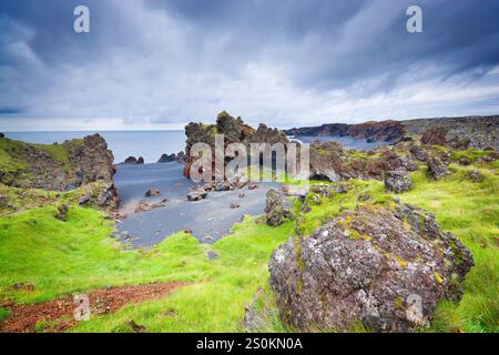 Djúpalónssandur bogenförmige Bucht mit dunklen Klippen und schwarzem Sand auf der Halbinsel Snaefellsnes im Westen Islands Stockfoto