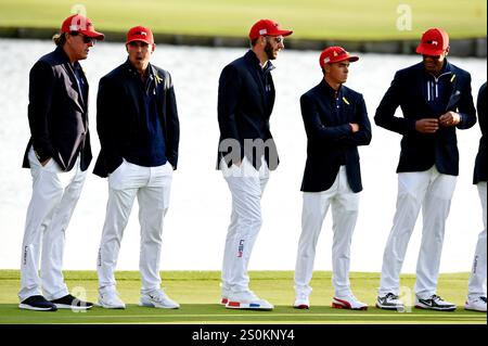 30. September 2018; Paris, FRA; (von rechts nach links) US-Golfspieler Phil Mickelson, US-Golfspieler Brooks Koepka, US-Golfspieler Dustin Johnson US-Golfspieler Rickie Fowler und US-Golfspieler Tony Finau reagieren nach den Singles des Ryder Cup Sonntag im Le Golf National. Stockfoto