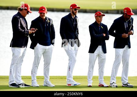 30. September 2018; Paris, FRA; (von rechts nach links) US-Golfspieler Phil Mickelson, US-Golfspieler Brooks Koepka, US-Golfspieler Dustin Johnson US-Golfspieler Rickie Fowler und US-Golfspieler Tony Finau reagieren nach den Singles des Ryder Cup Sonntag im Le Golf National. Stockfoto