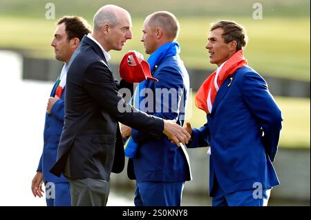 30. September 2018; Paris, FRA; US-Kapitän Jim Furyk schüttelt den Europolfer Thorbjorn Olesen vor der Trophäenpräsentation nach den Singles-Spielen am Ryder Cup Sonntag im Le Golf National die Hand. Stockfoto