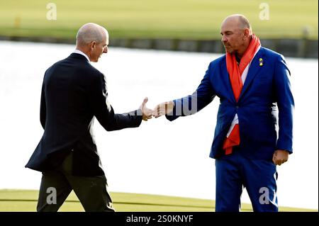 30. September 2018; Paris, FRA; US-Kapitän Jim Furyk schüttelt Europa-Kapitän Thomas Bjorn vor der Trophäenübergabe nach den Singles-Spielen am Ryder Cup Sonntag im Le Golf National die Hand. Stockfoto