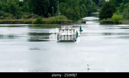 Kleine Bootstour auf einem schmalen malerischen Fluss in einem bewaldeten Gebiet Stockfoto