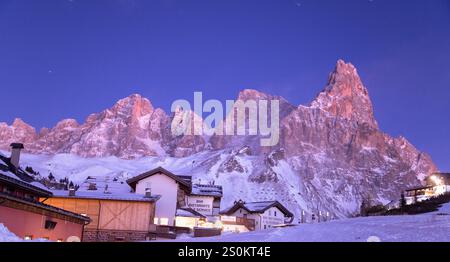 Pale di San Martino durante le suggestive e calde luci del tramonto nel paesaggio invernale viste dal Passo Rolle - Dolomiti del Trentino Stockfoto