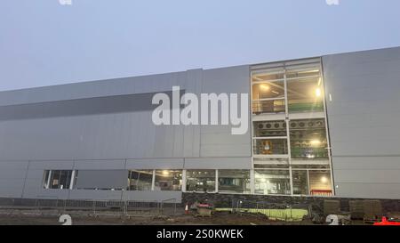 Großes graues Geschäftsgebäude im Bau. Außen meist verkleidet, innen teilweise sichtbar, Rahmen und Ausstattung. Aufbau m Stockfoto