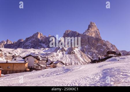 Pale di San Martino e il Cimon della Pala sulle dolomiti viste dal Passo Rolle durante giornata di Sole e cielo blu -paesaggio innevato Stockfoto