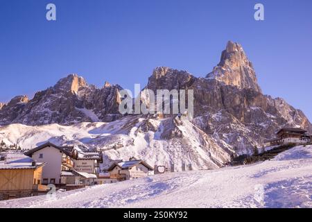 Pale di San Martino e il Cimon della Pala sulle dolomiti viste dal Passo Rolle durante giornata di Sole e cielo blu -paesaggio innevato Stockfoto