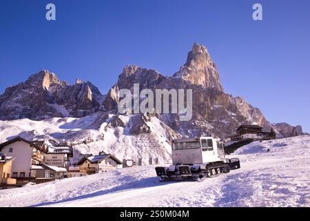 Pale di San Martino e il Cimon della Pala sulle dolomiti del Trentino viste dal Passo Rolle durante giornata di Sole e cielo blu - paesaggio invernale Stockfoto