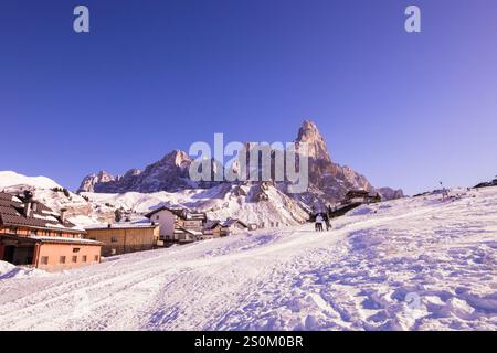 Pale di San Martino e il Cimon della Pala sulle dolomiti del Trentino viste dal Passo Rolle durante giornata di Sole e cielo blu - paesaggio invernale Stockfoto