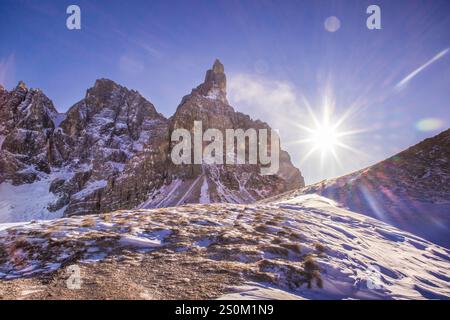 Pale di San Martino e il Cimon della Pala sulle dolomiti viste dal Passo Rolle durante giornata di Sole e cielo blu - paesaggio innevato Stockfoto