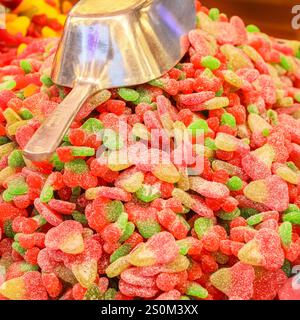 Auswahl an Fruchtgeschmack und gezuckerten Gummibonbons zum Verkauf mit Metallkugel, Glasgow, Schottland, Großbritannien Stockfoto