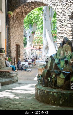 Eine Gruppe älterer Künstler malte auf dem Platz mit dem Brunnen von Pablo Picasso im historischen Zentrum von Cerét, Frankreich Stockfoto