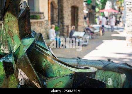 Eine Gruppe älterer Künstler malte auf dem Platz mit dem Brunnen von Pablo Picasso im historischen Zentrum von Cerét, Frankreich Stockfoto