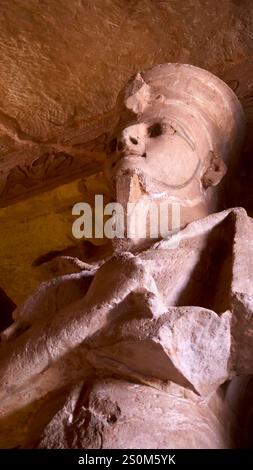 Osiris-Säule im Hypostilzimmer des Großen Abu Simbel-Tempels, Ägypten Stockfoto