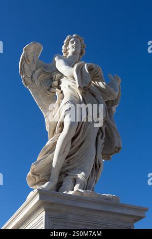 Neu gereinigt für das Heilige Jubiläumsjahr 2025 leuchtet eine der Bernini-Statuen auf der Brücke der Engel in der Dezembersonne am 27. Dezember 2024 Stockfoto