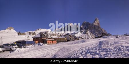 Pale di San Martino e il Cimon della Pala sulle dolomiti viste dal Passo Rolle durante giornata di Sole e cielo blu -paesaggio innevato Stockfoto