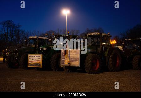 Augsburg, Deutschland. Dezember 2024. Die Teilnehmer eines demonstrationsmarsches kamen mit Traktoren an. Die Kundgebung wurde vom Schwäbischen Bürgerforum initiiert. Laut der Ankündigung beschäftigen sich die Teilnehmer unter anderem mit sozialen Problemen, Frieden und "Deutschland zuerst". Kredit: ---/dpa/Alamy Live News Stockfoto