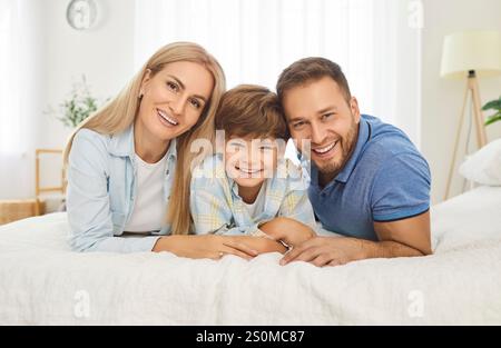Porträt Der Glücklichen Familie Mit Mutter, Vater Und Sohn Zusammen Zu Hause Stockfoto