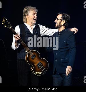 Paul McCartney und Ringo Starr traten im Dezember 2024 live in London auf Stockfoto