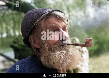 Der alte Mann namens Joe Morris raucht Pfeifen in Linley Brook nahe Broseley Shropshire 1973 Stockfoto