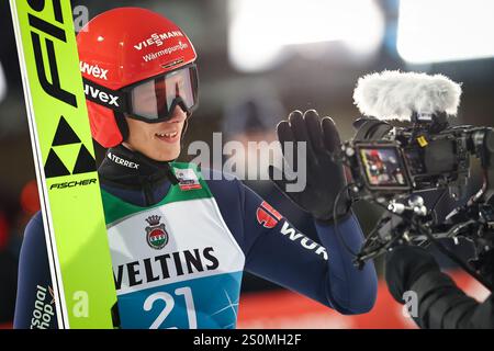 Oberstdorf, Deutschland. Dezember 2024. Skisport/Skispringen: Vier-Hügel-Turnier, Weltmeisterschaft, große Schanze, Männer, Qualifikation, Adrian Tittel (Deutschland) nach dem Sprung. Vermerk: Daniel Karmann/dpa/Alamy Live News Stockfoto