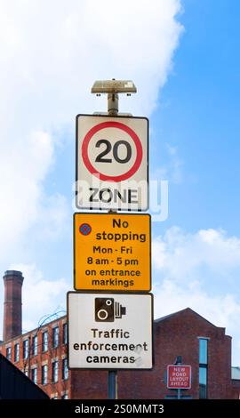 Verkehrsschild, das eine 20-Zone ohne Haltebeschränkung und Durchsetzungskamera auf einer städtischen Straße im neuen islington manchester anzeigt Stockfoto