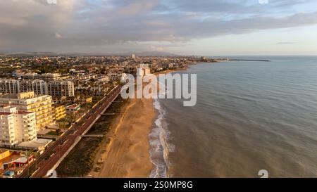 Drohnenblick auf einen Strand an einem kühnen Tag in Peniscola Stockfoto