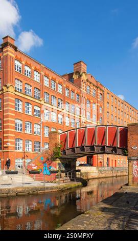 Industrielles rotes Backsteingebäude mit gusseiserner Kanalbrücke, neues islington manchester uk Stockfoto
