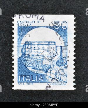 Gestempelte Briefmarke, gedruckt von Italien, die Schloss Scilla zeigt, um 1980. Stockfoto