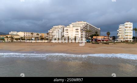 Drohnenblick auf einen Strand an einem kühnen Tag in Peniscola Stockfoto